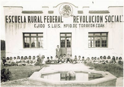 Niños y maestra frente a la Escuela Rural Federal 'Revolucion Social', Ejido San Luis, Municipio de Torreon Coahuila