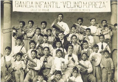 Niños y maestro de la banda infantil 'Velino M Preza' de Valle de Bravo, Estado de México.