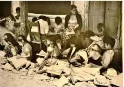 Maestra dando una lectura a niños en una Escuela Rural.