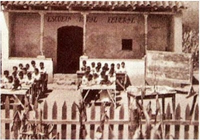 Niños tomando clase en una Escuela Rural Federal.